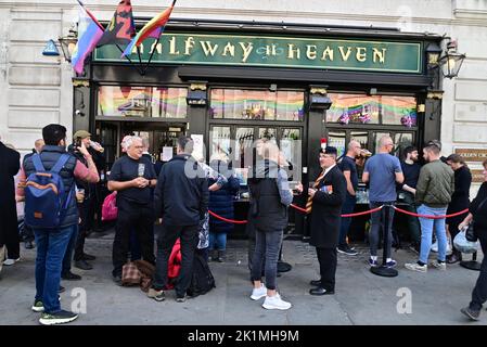 Funérailles d'État de sa Majesté la reine Elizabeth II, Londres, Royaume-Uni, lundi 19th septembre 2022. Buveurs dans le pub du paradis de la moitié II après l'événement. Banque D'Images
