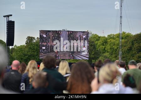 Funérailles d'État de sa Majesté la reine Elizabeth II, Londres, Royaume-Uni, lundi 19th septembre 2022. Des foules de personnes qui regardent la cérémonie depuis l'abbaye de Westminster sur un grand écran à Hyde Park. Banque D'Images