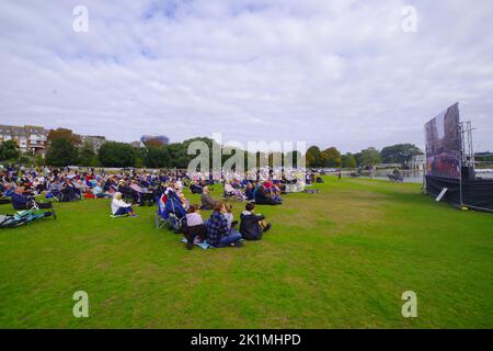 Des centaines de personnes se sont rassemblées dans le parc Poole Dorset à regarder sur le grand écran Queen Elizabeth II Funeral 19/09/2022 . Les funérailles de la Reine de l'abbaye de Westminster et la marche funéraire au château de Windsor ont été présentées sur de grands écrans à travers le Royaume-Uni. Poole Park a vu un grand rassemblement de personnes qui ont regardé les funérailles par le grand écran et plus tard montré leurs respects se tenant pour l'hymne national. Banque D'Images