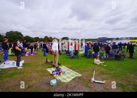 Des centaines de personnes se sont rassemblées dans le parc Poole Dorset à regarder sur le grand écran Queen Elizabeth II Funeral 19/09/2022 . Les funérailles de la Reine de l'abbaye de Westminster et la marche funéraire au château de Windsor ont été présentées sur de grands écrans à travers le Royaume-Uni. Poole Park a vu un grand rassemblement de personnes qui ont regardé les funérailles par le grand écran et plus tard montré leurs respects se tenant pour l'hymne national. Banque D'Images