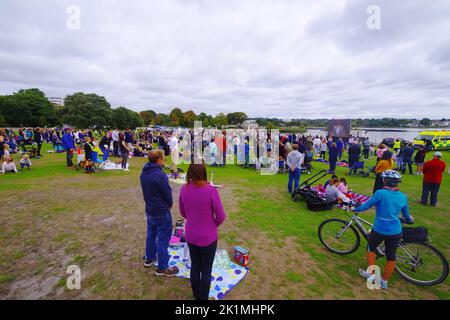 Des centaines de personnes se sont rassemblées dans le parc Poole Dorset à regarder sur le grand écran Queen Elizabeth II Funeral 19/09/2022 . Les funérailles de la Reine de l'abbaye de Westminster et la marche funéraire au château de Windsor ont été présentées sur de grands écrans à travers le Royaume-Uni. Poole Park a vu un grand rassemblement de personnes qui ont regardé les funérailles par le grand écran et plus tard montré leurs respects se tenant pour l'hymne national. Banque D'Images