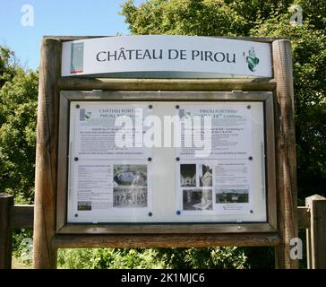Le panneau à l'entrée du Château de Pirou, Normandie, France, Europe Banque D'Images