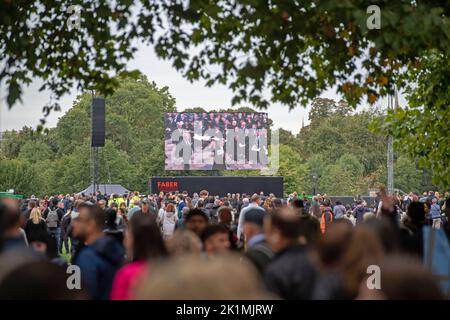 Funérailles d'État de la reine Elizabeth II, Londres, Royaume-Uni. 19th septembre 2022. Les gens qui regardent les funérailles d'état de Queens sur d'énormes écrans installés à Hyde Park, Londres aujourd'hui pour l'événement. Credit: Phil Rees/Alamy Live News Banque D'Images