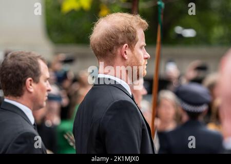 Prince Harry, duc de Sussex pendant la procession du cercueil de la reine Elizabeth 11 vers Buckingham Palace dans le centre commercial London City Centre, Londres, Royaume-Uni, 19th septembre 2022 (photo de Richard Washbrooke/News Images) Banque D'Images