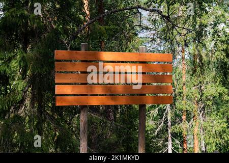 Panneau vide en bois avec 5 planches dans une forêt de pins Banque D'Images