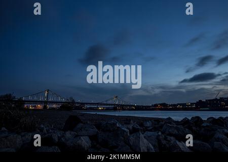 Un pont sur le Rhin à Uerdingen, Krefeld, Allemagne pendant la nuit Banque D'Images