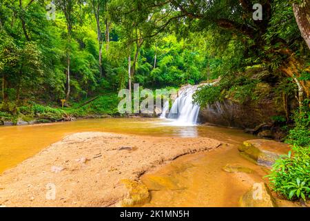 Belle cascade Mae sa, Thaïlande. Un ruisseau d'eau douce et pure coule sur le sol en pierre de roche dans la forêt tropicale. Plantes et arbres frais a Banque D'Images