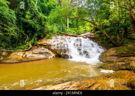 Belle cascade Mae sa, Thaïlande. Un ruisseau d'eau douce et pure coule sur le sol en pierre de roche dans la forêt tropicale. Plantes et arbres frais a Banque D'Images