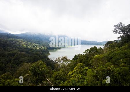 Vue sur le lac Buyan à l'île de Bali en Indonésie Banque D'Images