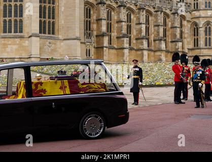 Le roi Charles III suit l'audience d'État porte le cercueil de la reine Elizabeth II, drapé dans le Standard royal avec la Couronne d'État impériale et l'Orbe et le Sceptre du souverain, pendant la procession cérémoniale à travers le château de Windsor, à un service de committal à la chapelle Saint-Georges. Date de la photo: Lundi 19 septembre 2022. Banque D'Images