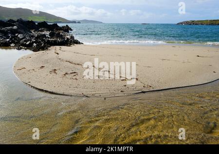 Ballydonegan Bay près d'Allihies sur la voie de l'Atlantique sauvage, Comté de Cork, Irlande - John Gollop Banque D'Images