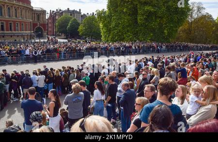 Londres, Royaume-Uni. 19th septembre 2022. Des milliers de personnes se sont rassemblées pour regarder le cercueil de la Reine passer par le Albert Memorial et le Royal Abert Hall à South Kensington. Le cercueil a été transféré dans une corbillard à Wellington Arch pour son trajet vers Windsor, avec une foule énorme qui borde la route à travers Hyde Park et Kensington Gardens. Credit: Vuk Valcic/Alamy Live News Banque D'Images