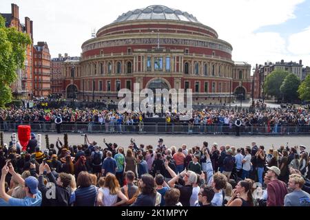 Londres, Royaume-Uni. 19th septembre 2022. Des milliers de personnes se sont rassemblées pour regarder le cercueil de la Reine passer par le Albert Memorial et le Royal Abert Hall à South Kensington. Le cercueil a été transféré dans une corbillard à Wellington Arch pour son trajet vers Windsor, avec une foule énorme qui borde la route à travers Hyde Park et Kensington Gardens. Credit: Vuk Valcic/Alamy Live News Banque D'Images