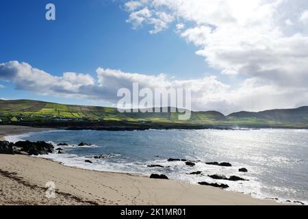 Ballydonegan Bay près d'Allihies sur la voie de l'Atlantique sauvage, Comté de Cork, Irlande - John Gollop Banque D'Images