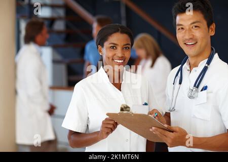 Où votre santé est notre succès. Portrait de deux professionnels de la santé souriants Banque D'Images
