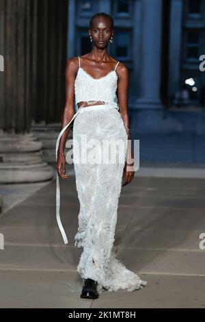 ERDEM SS23 piste pendant la semaine de la mode de Londres le 2022 septembre - Londres, Royaume-Uni. 19/09/2022 Banque D'Images