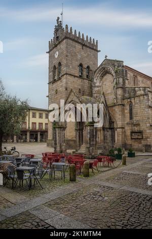 Église de Nossa Senhora da Oliveira et monument gothique de la bataille de Salado (Padrao do Saldo) à Largo da Oliveira - Guimaraes, Portugal Banque D'Images