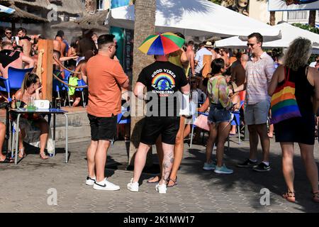 Benidorm, Alicante, Espagne- 10 septembre 2022: Pub plein de touristes britanniques qui boivent de l'alcool à Benidorm, Espagne Banque D'Images