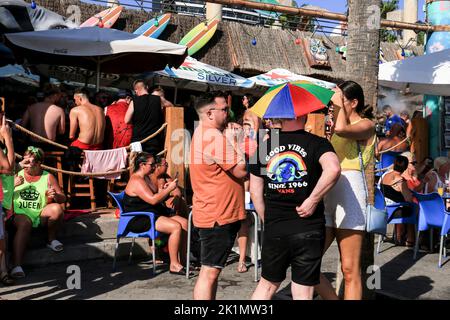 Benidorm, Alicante, Espagne- 10 septembre 2022: Pub plein de touristes britanniques qui boivent de l'alcool à Benidorm, Espagne Banque D'Images