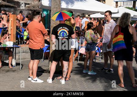 Benidorm, Alicante, Espagne- 10 septembre 2022: Pub plein de touristes britanniques qui boivent de l'alcool à Benidorm, Espagne Banque D'Images