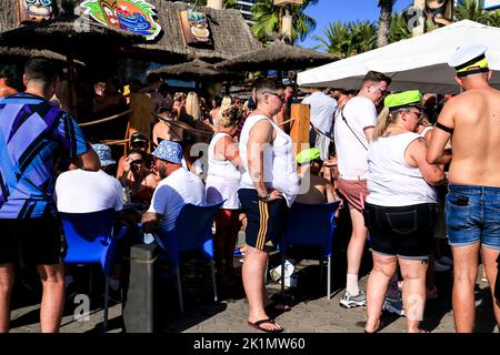 Benidorm, Alicante, Espagne- 10 septembre 2022: Pub plein de touristes britanniques qui boivent de l'alcool à Benidorm, Espagne Banque D'Images