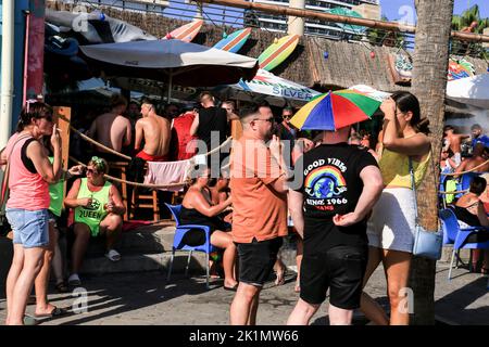 Benidorm, Alicante, Espagne- 10 septembre 2022: Pub plein de touristes britanniques qui boivent de l'alcool à Benidorm, Espagne Banque D'Images