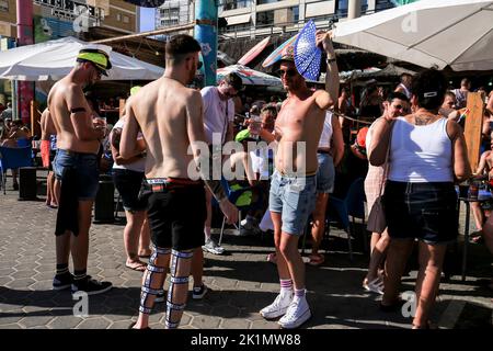 Benidorm, Alicante, Espagne- 10 septembre 2022: Pub plein de touristes britanniques qui boivent de l'alcool à Benidorm, Espagne Banque D'Images