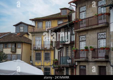 Façades et balcons de bâtiments traditionnels - Guimaraes, Portugal Banque D'Images