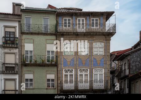 Façades et balcons de bâtiments traditionnels - Guimaraes, Portugal Banque D'Images