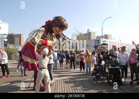 19 septembre 2022, New York, New York, Etats-Unis : 19 septembre, 2022 NEW YORK .. Little Amal marche la célèbre promenade de Coney Island. Little Amal est une réfugiée syrienne de 10 ans qui a quitté son domicile pour échapper à la violence.elle est marionnette de 12 pieds qui, depuis juillet 2021, a parcouru 6 000 kilomètres dans 12 pays et est reconnue comme symbole des droits de l'homme, en particulier ceux des réfugiés.Etudiants de l'école P.S.721k ''The Roy Campanella'' Rencontrez Little Amal sur la promenade de coney Island, certains des élèves tiennent des panneaux. (Image de crédit : © Bruce Cotler/ZUMA Press Wire) Banque D'Images