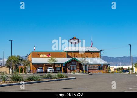 Hesperia, Californie, États-Unis – 14 septembre 2022 : vue sur un bâtiment extérieur de restaurant Texas Roadhouse situé à Hesperia, Californie. Banque D'Images