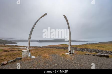 Arche en os de baleine surplombant l'océan Arctique à Apex, au Nunavut Banque D'Images