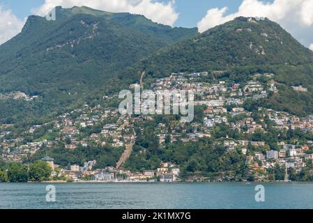 Lugano et le funiculaire jusqu'à Monto Bre. Banque D'Images