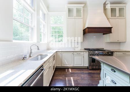 Maison de luxe avec plafond voûté, comptoirs en granit, appareils électroménagers en acier inoxydable, parquet Banque D'Images