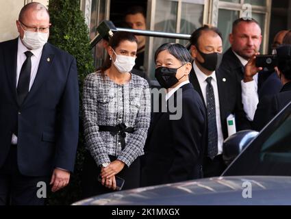 L'empereur Naruhito du Japon arrive à l'hôtel cinq étoiles de Claridge à Londres après avoir assisté au funérailles d'État du monarque britannique Queen Elizabeth II Banque D'Images