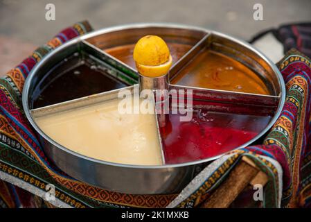 Pâte ottomane traditionnelle douce, bonbon traditionnel turc traditionnel de bâton fait à la main, célèbre dessert turc de rue Macun. Guimauves colorées Banque D'Images