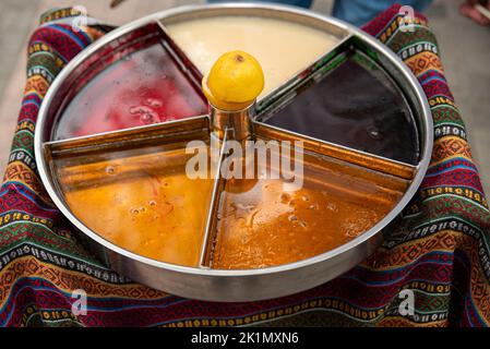 Pâte ottomane traditionnelle douce, bonbon traditionnel turc traditionnel de bâton fait à la main, célèbre dessert turc de rue Macun. Guimauves colorées Banque D'Images