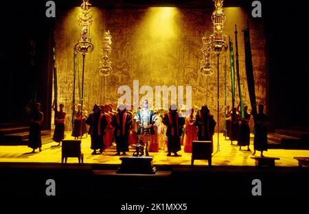 Centre: Mark Beesley (le roi d'Égypte) dans AIDA par Giuseppe Verdi à l'Opéra Royal, Covent Garden, Londres WC2 16/06/1994 libretto: Antonio Ghislanzoni chef d'orchestre: Edward Downes design: Michael Yeargan éclairage: Howard Harrison chorégraphe: Kate Flatt directeur: Elijah Moshinsky Banque D'Images