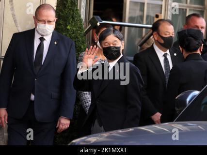 L'empereur Naruhito du Japon arrive à l'hôtel cinq étoiles de Claridge à Londres après avoir assisté au funérailles d'État du monarque britannique Queen Elizabeth II Banque D'Images