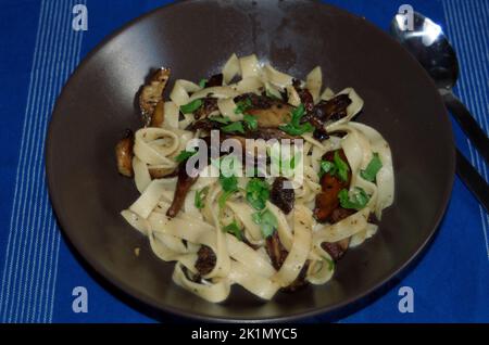Plat végétarien en automne : tagliatelle aux champignons porcini Banque D'Images