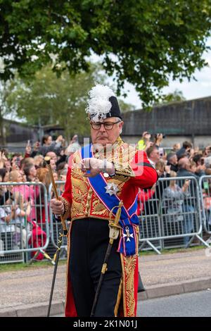 Windsor, Berkshire, Royaume-Uni. 19th septembre 2022. Le duc de Norfolk, qui a organisé les funérailles de sa Majesté la Reine, regarde comme sa montre quand le cortège funéraire arrive sur la longue promenade de Windsor. Sa Majesté sera enterrée ce soir à la chapelle Saint-Georges, où la famille royale tiendra un service privé. Crédit : Maureen McLean/Alay Live News Banque D'Images