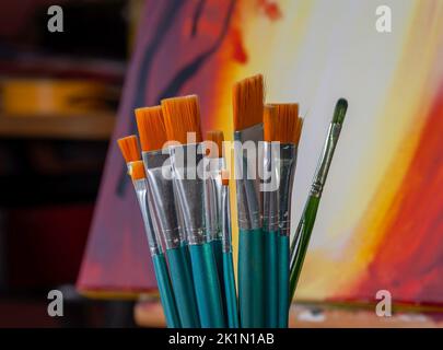 Différentes formes de peinture avec une peinture floue en arrière-plan Banque D'Images