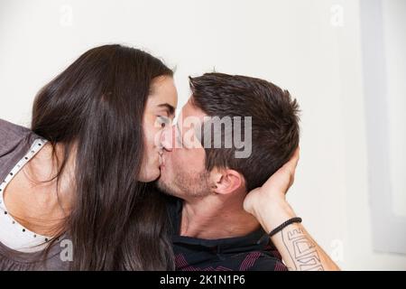 Portrait d'un couple naturellement affectueux qui s'aiment les uns les autres Banque D'Images