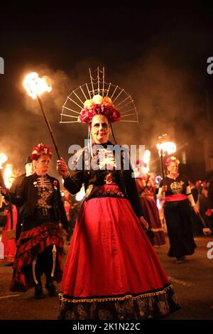 Procession annuelle de Bonfire à Mayfield, l'une des sociétés de feu de joie du Sussex qui commémorent l'incendie des martyrs protestants pendant la réforme catholique de la reine Marie 1553-1558. Les protestants qui ne renoncent pas à leur foi ont été publiquement brûlés sur le pieu et Mayfield a eu 4 martyrs de ce genre qui ont été brûlés le 24th septembre 1556. Banque D'Images