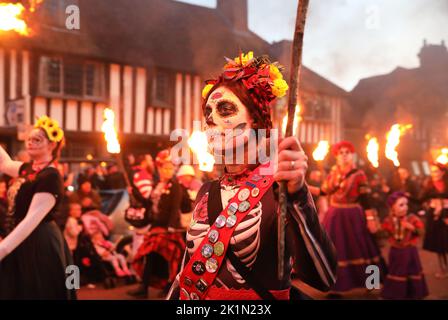 Mayfield Bonfire Society Carnival, septembre 2022, commémorant les 4 martyrs qui ont été brûlés sur les enjeux de la réforme catholique sous la Reine « Bloody » Mary, en 1556, à East Sussex, Angleterre, Royaume-Uni Banque D'Images