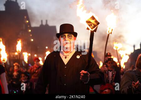 Mayfield Bonfire Society Carnival, septembre 2022, commémorant les 4 martyrs qui ont été brûlés sur les enjeux de la réforme catholique sous la Reine « Bloody » Mary, en 1556, à East Sussex, Angleterre, Royaume-Uni Banque D'Images