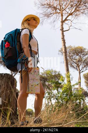 Brave Woman explore avec sa carte au milieu de la savane, plan vertical Banque D'Images