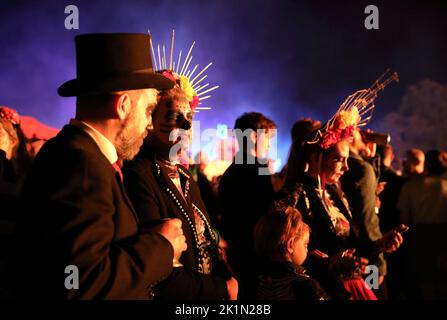 Les participants de la parade annuelle de la Mayfield Bonfire Society, commémorant les 4 martyrs brûlés sous la reine Marie sanglante dans la réforme catholique de 1556, observant le feu de joie, à East Sussex, Royaume-Uni Banque D'Images