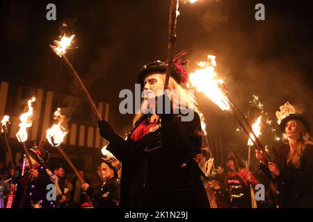 Le défilé dramatique du Carnaval de la Mayfield Bonfire Society, commémorant les 4 martyrs brûlés sur le pieu sous la Reine « sanglante », et la réforme catholique , à East Sussex, Royaume-Uni Banque D'Images