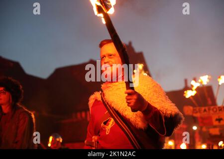 Le défilé dramatique du Carnaval de la Mayfield Bonfire Society, commémorant les 4 martyrs brûlés sur le pieu sous la Reine « sanglante », et la réforme catholique , à East Sussex, Royaume-Uni Banque D'Images